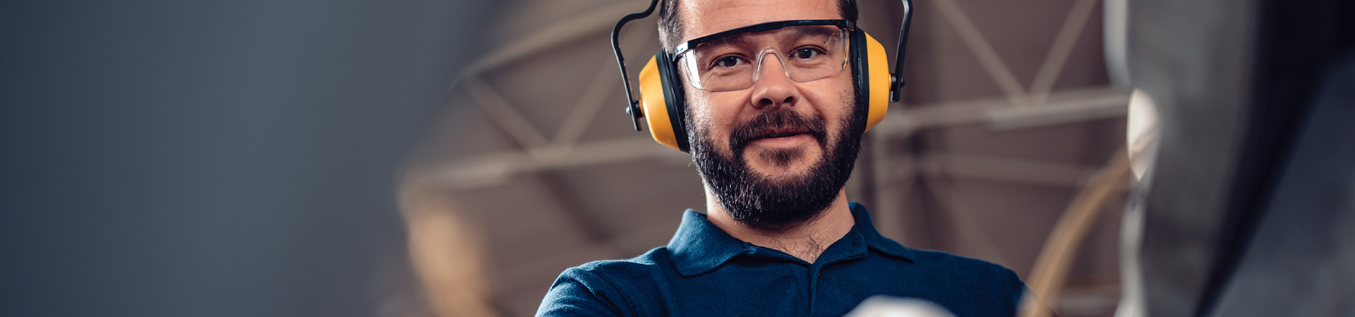 Mitarbeiter mit Gehörschutz am Arbeitsplatz