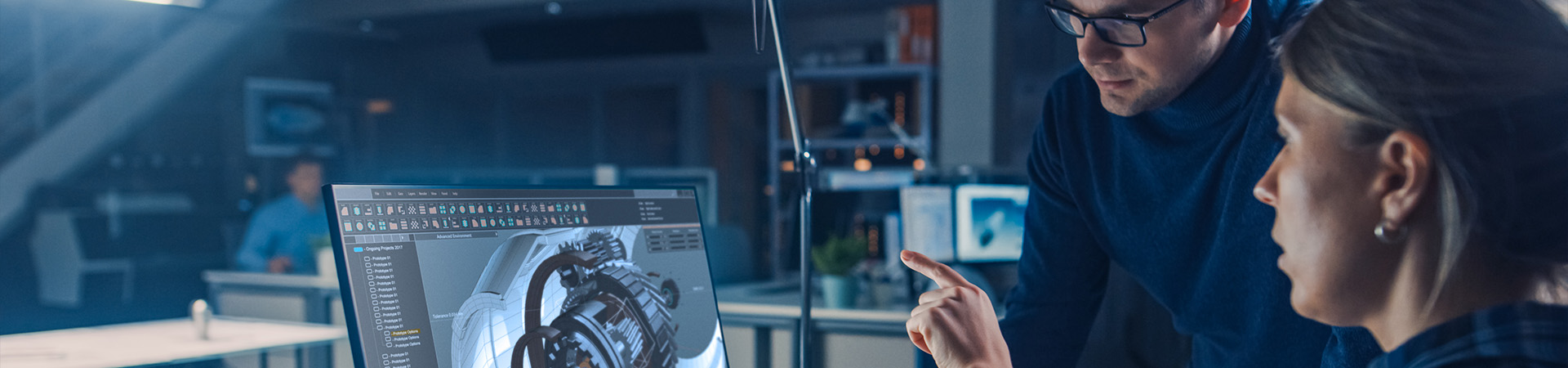 Zwei Mitarbeiter am CAD Planungsprogramm