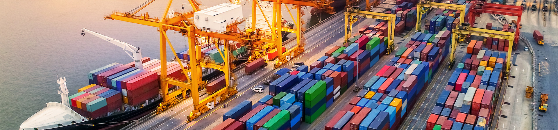 Luftaufnahme Container am Hafen mit Containerschiff