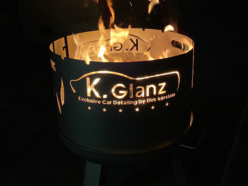 Große Feuerschale im Garten