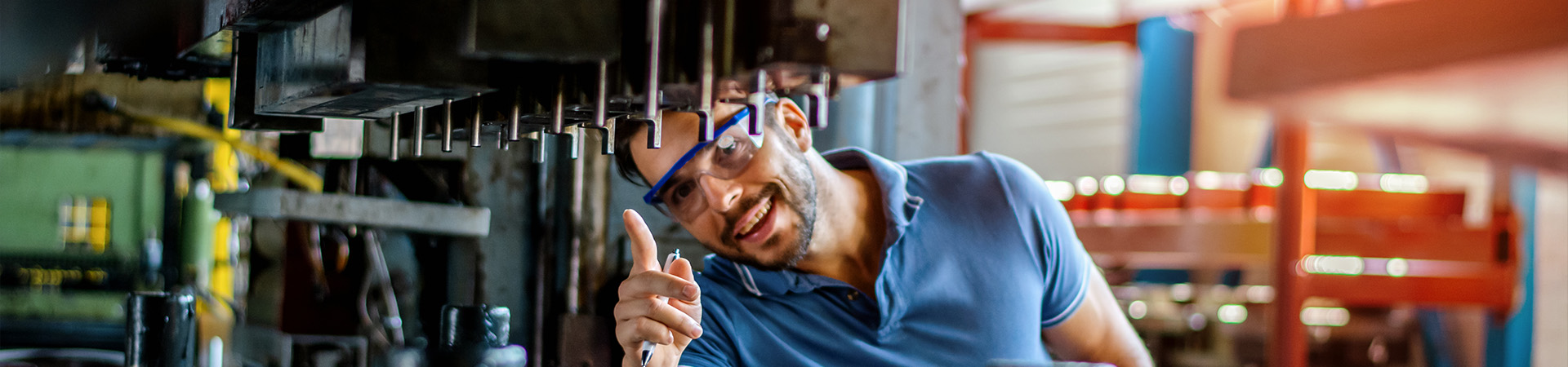 An ILA Langner employee pointing at a forming tool