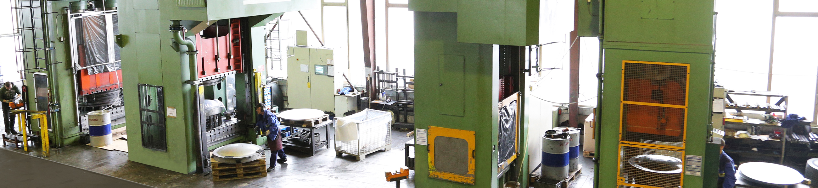 Production hall with machines