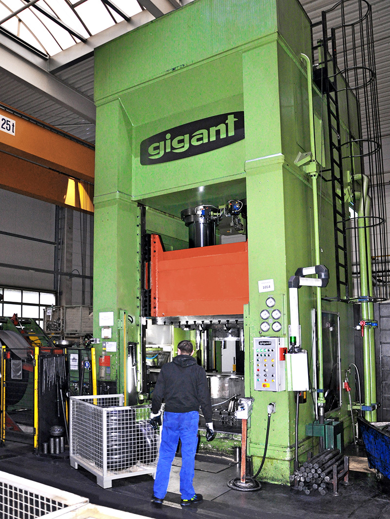 Deep-drawing press in production at ILA-Langner